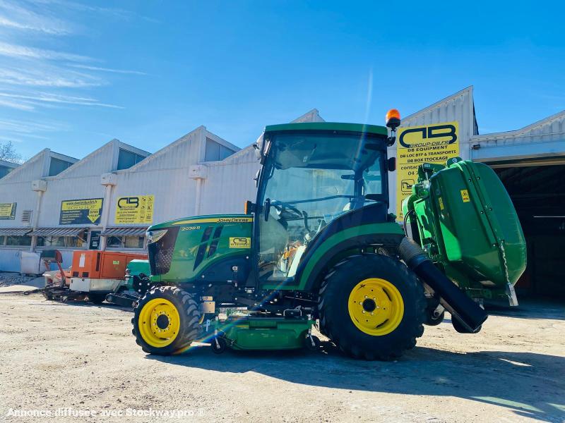 Photo John Deere 2038R avec plateau de coupe et bas de ramassage  image 2/18