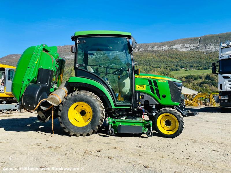 Photo John Deere 2038R avec plateau de coupe et bas de ramassage  image 6/18