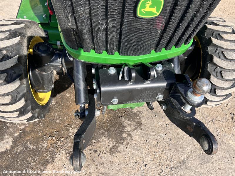 Photo John Deere 2038R avec plateau de coupe et bas de ramassage  image 8/18