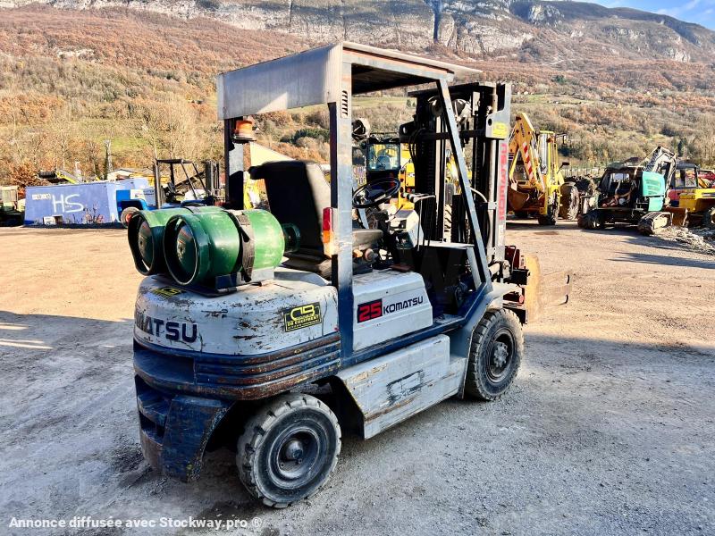 Photo KOMATSU Chariot élévateur à gaz FG25T-11E (AVEC PINCE)  image 3/9
