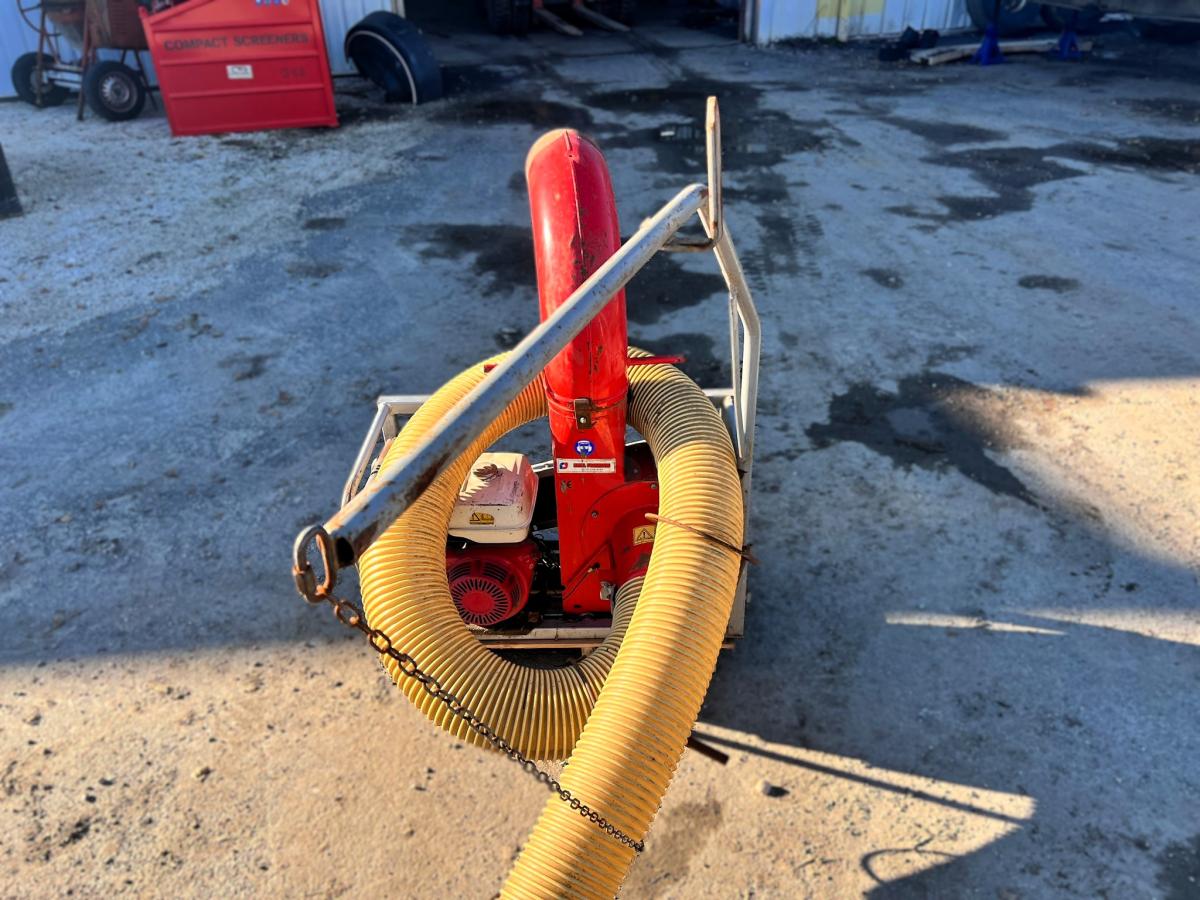 Entretien des espaces verts ASPIRATEUR A FEUILLE MOTORISÉ SUR BERCE (NET TVA)
