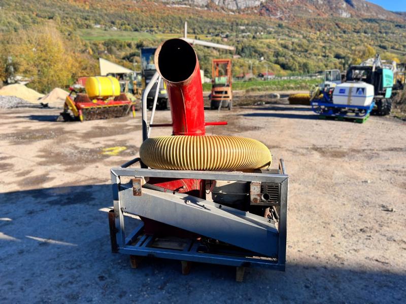 Entretien des espaces verts ASPIRATEUR A FEUILLE MOTORISÉ SUR BERCE (NET TVA)