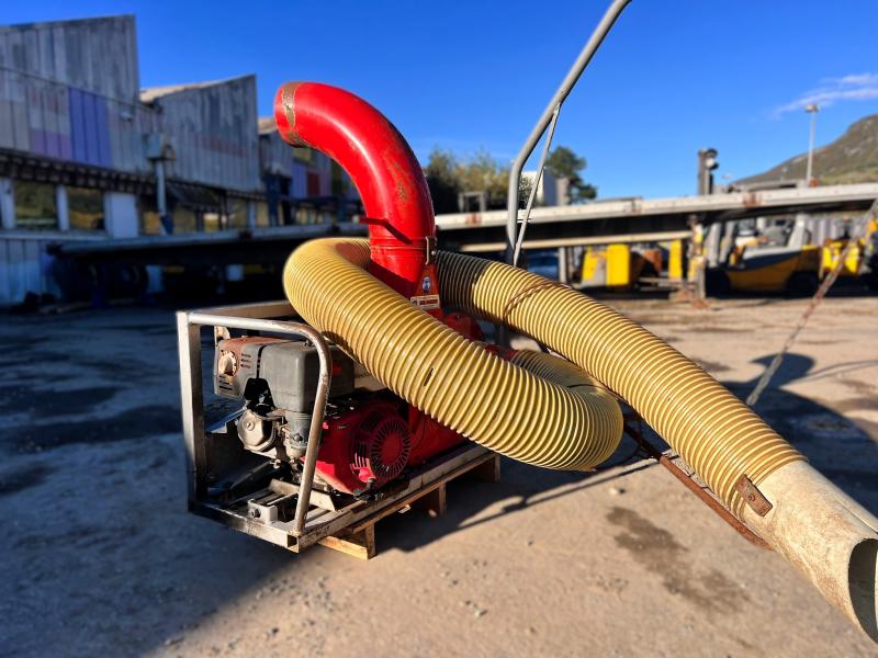 Entretien des espaces verts ASPIRATEUR A FEUILLE MOTORISÉ SUR BERCE (NET TVA)