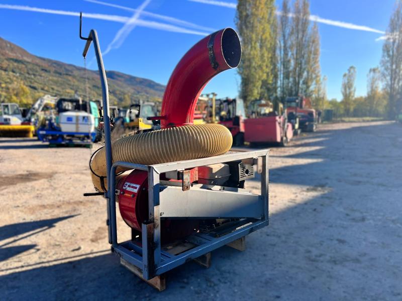 Entretien des espaces verts ASPIRATEUR A FEUILLE MOTORISÉ SUR BERCE (NET TVA)