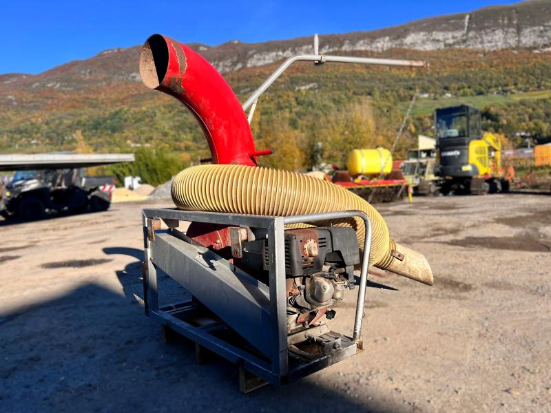 Entretien des espaces verts ASPIRATEUR A FEUILLE MOTORISÉ SUR BERCE (NET TVA)
