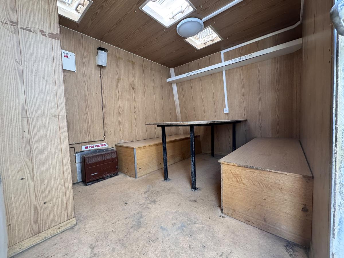 Matériel de chantier JCR Remorque cabane de chantier 2 essieux JCR 243DFRD