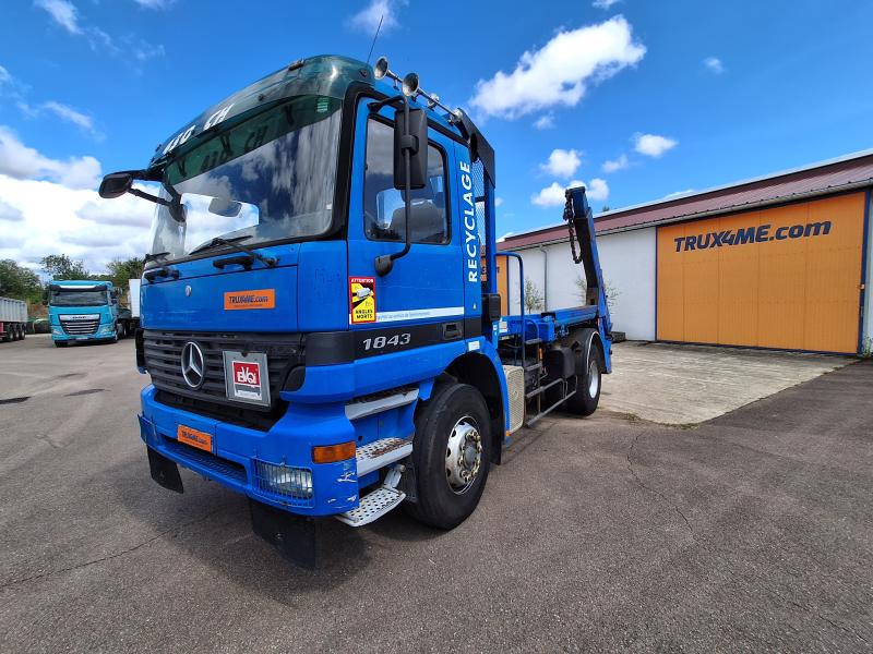 truck Mercedes Actros 1843 Trailer body two loading arms with chains
